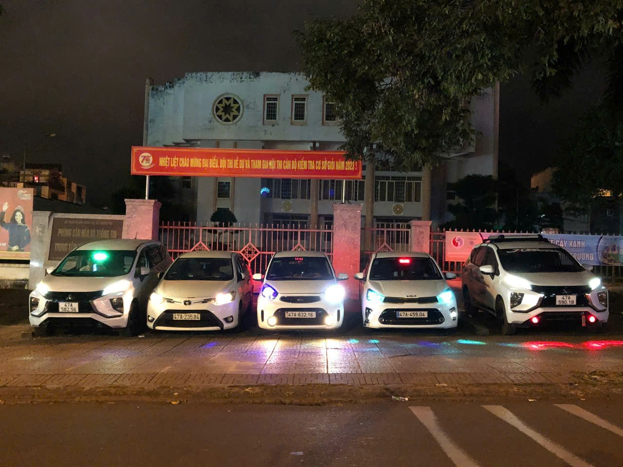 Dàn xe thực tế Taxi Buôn Hồ màu đỏ đời mới sang trọng sạch sẽ